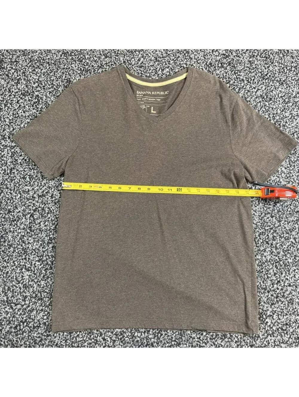 Banana Republic gray v-neck t-shirt in size L